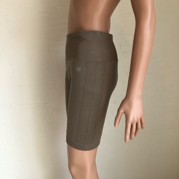 Forever 21 Coffee Brown Seamless Biker Shorts Elastic Activewear Women’s Size L - Picture 3 of 16